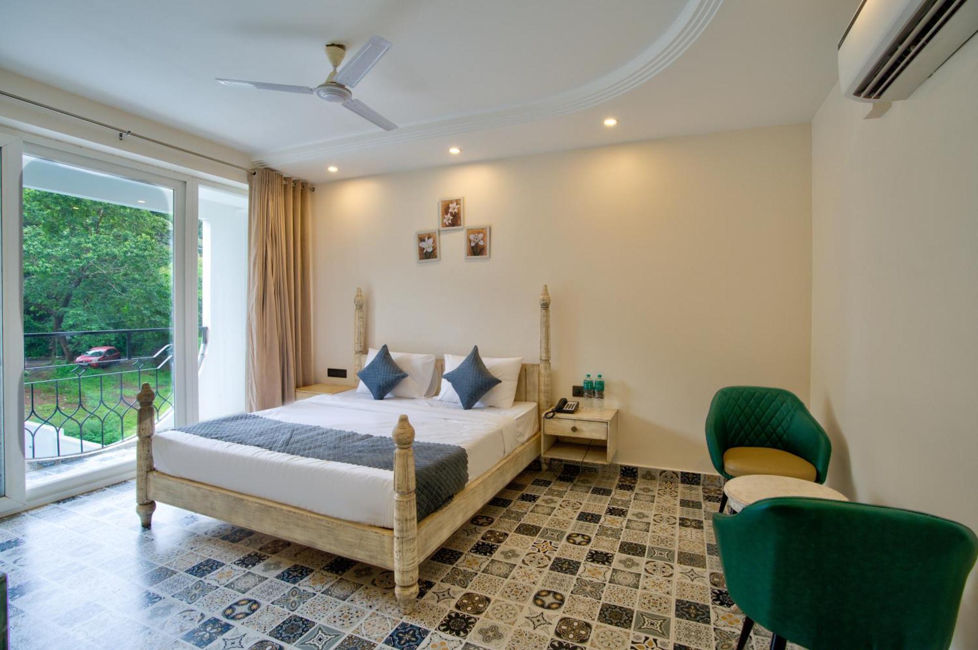 Goa Courtyard By The Porto Arpora Hotel Baga Bagian luar foto