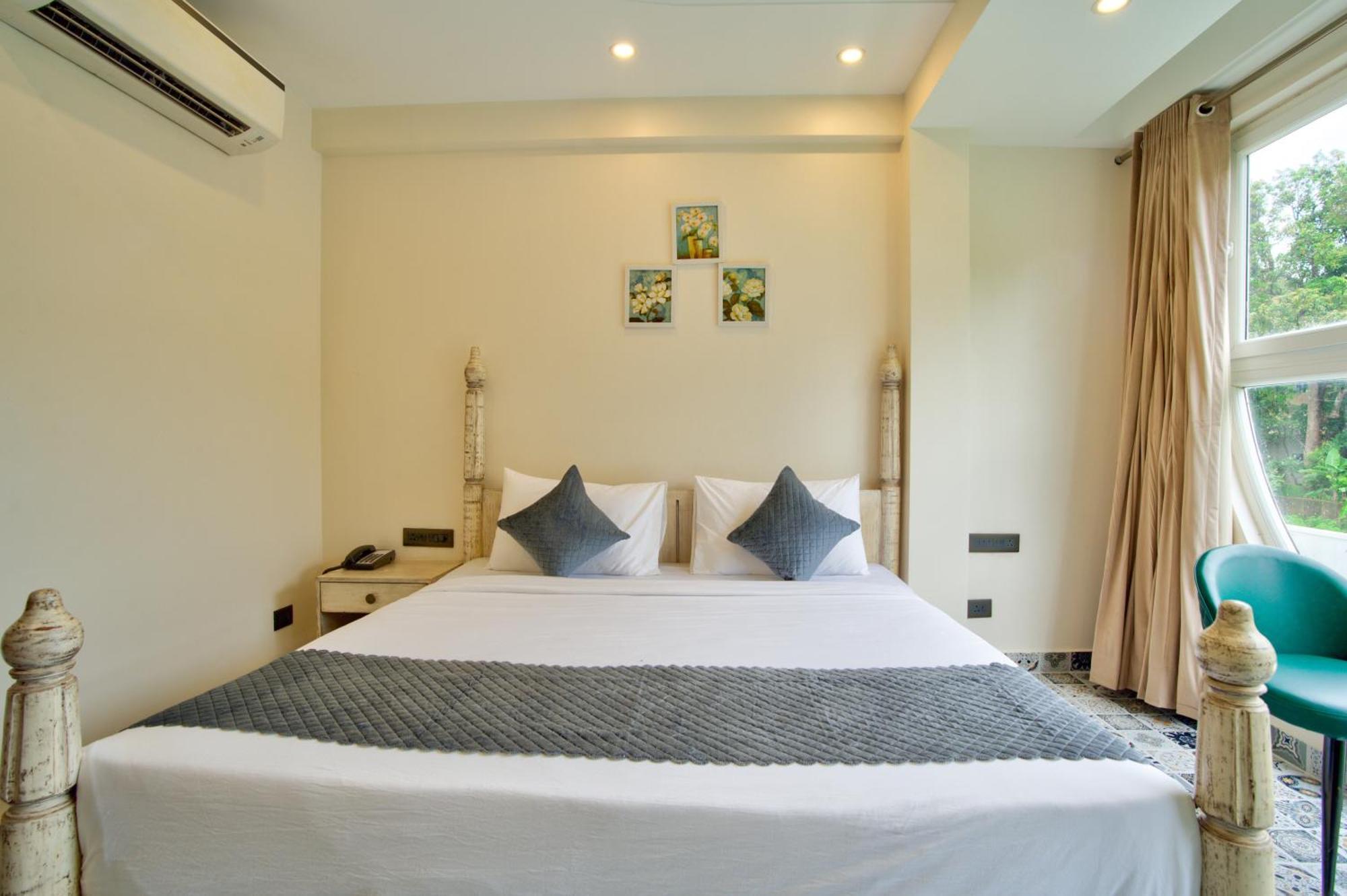 Goa Courtyard By The Porto Arpora Hotel Baga Bagian luar foto