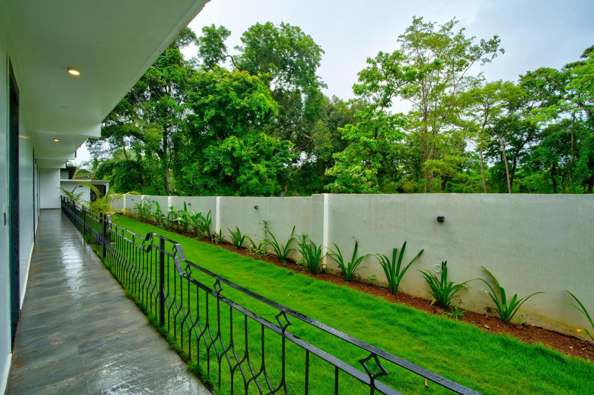 Goa Courtyard By The Porto Arpora Hotel Baga Bagian luar foto