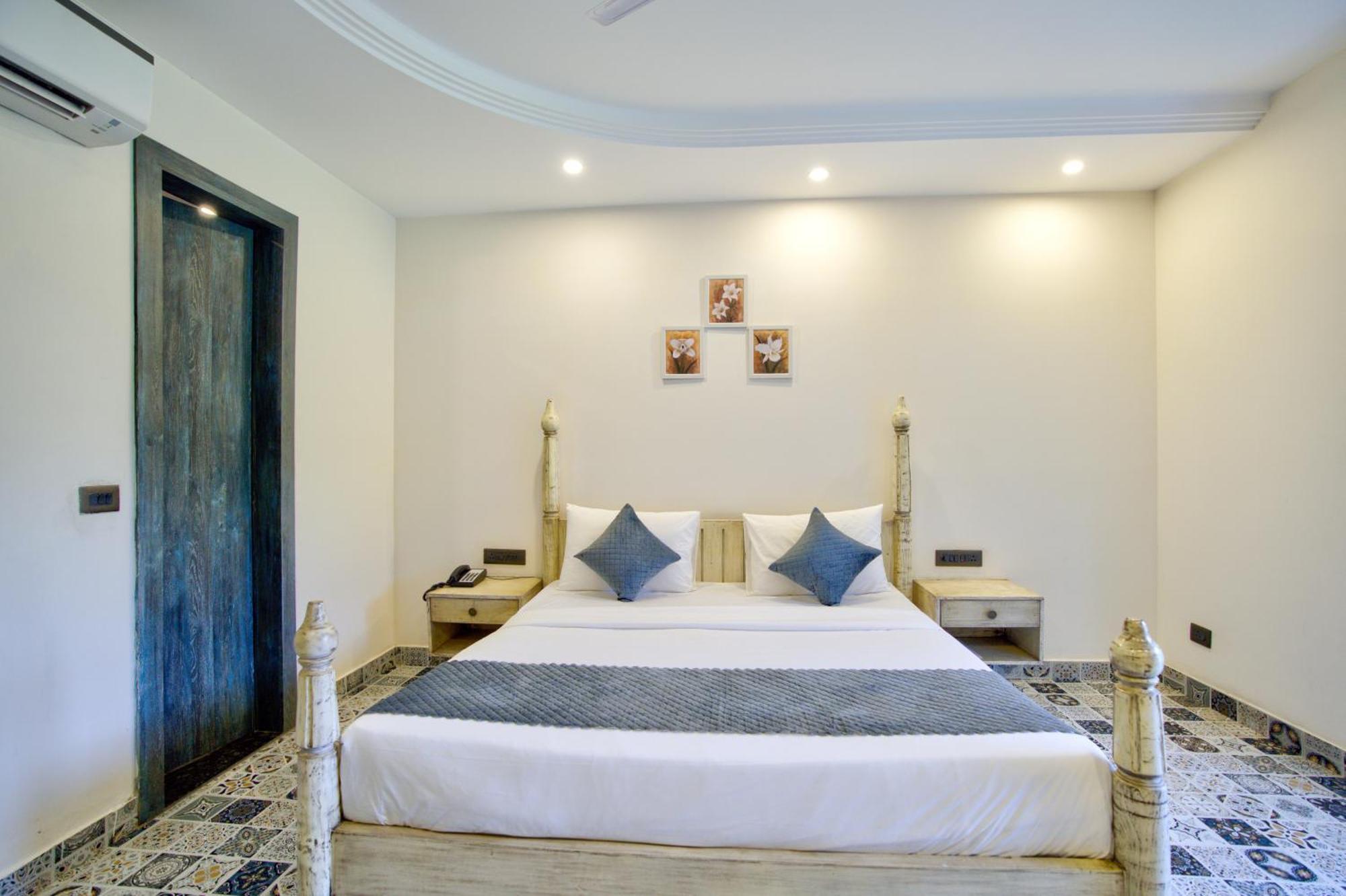 Goa Courtyard By The Porto Arpora Hotel Baga Bagian luar foto