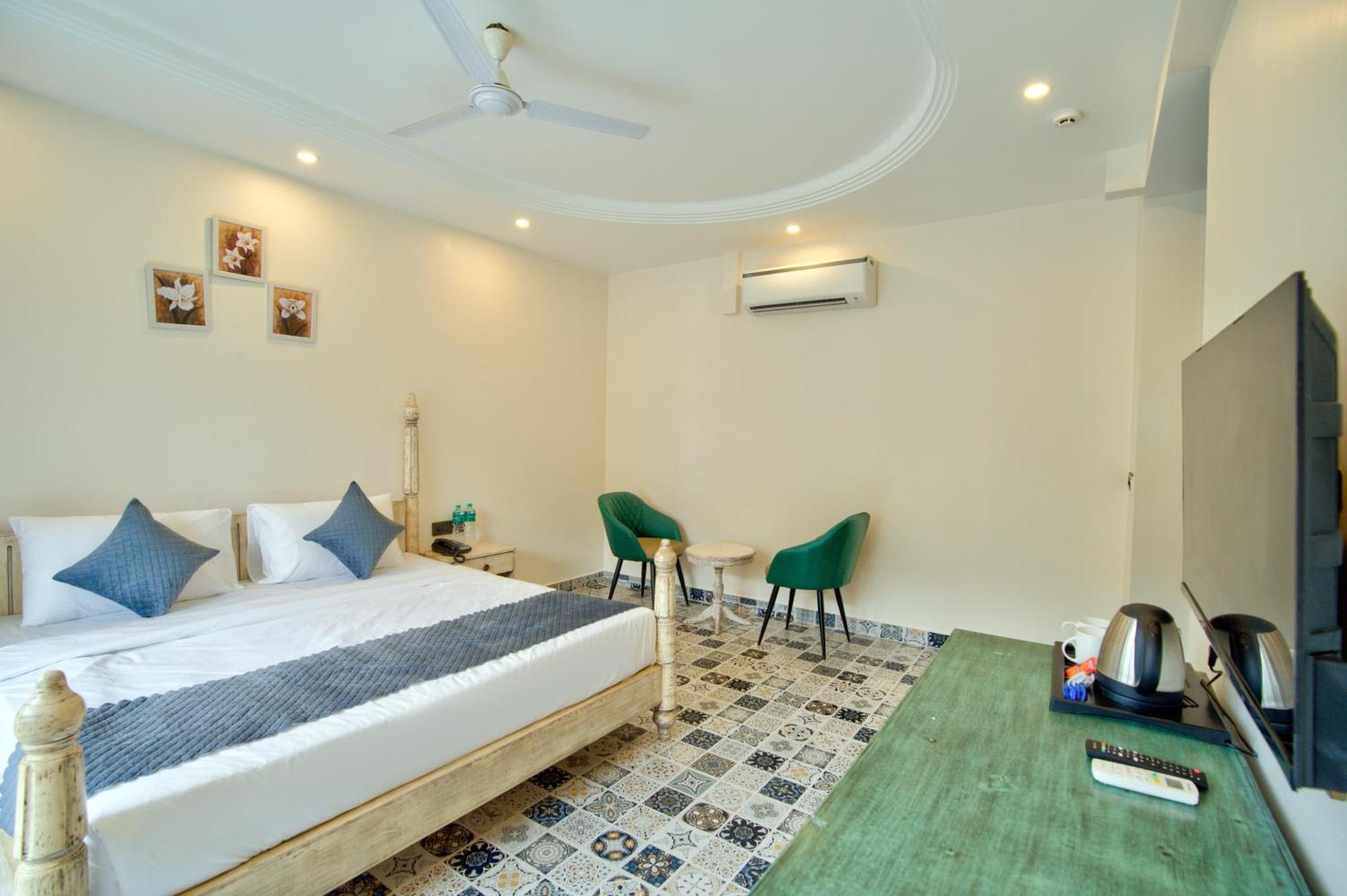 Goa Courtyard By The Porto Arpora Hotel Baga Bagian luar foto